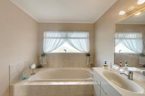 Photo of property in 8 Hollinger Place, Nawton, Hamilton, 3200