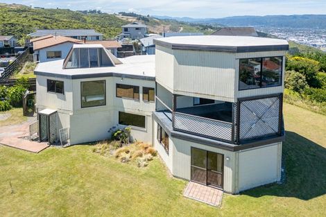 Photo of property in 20 Sunhaven Drive, Newlands, Wellington, 6037