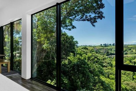 Photo of property in 2 Wairau Road, Oakura, 4374
