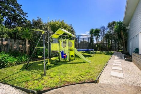 Photo of property in 4 Rook Place, Unsworth Heights, Auckland, 0632
