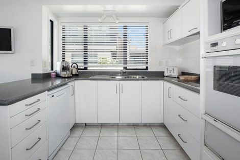 Photo of property in 156 Marine Parade, Mount Maunganui, 3116