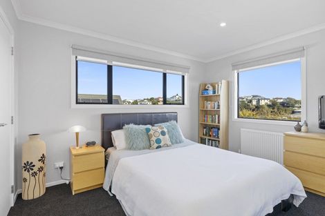 Photo of property in 32 Lanyon Place, Whitby, Porirua, 5024