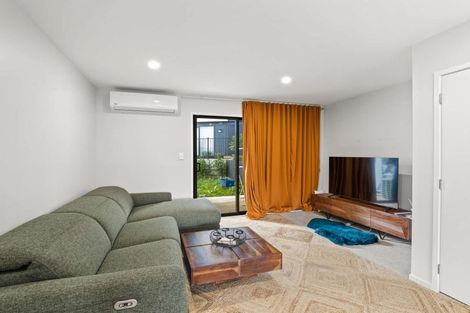 Photo of property in 2 Mikoikoi Crescent, Mangere Bridge, Auckland, 2022