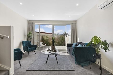Photo of property in 2u6 Stone Street, Miramar, Wellington, 6022