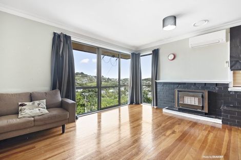 Photo of property in 102 Ruskin Road, Newlands, Wellington, 6037