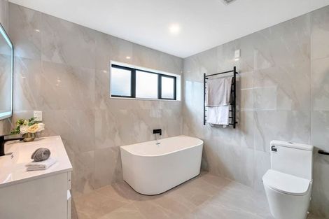 Photo of property in 23a Cottam Grove, Northcross, Auckland, 0632