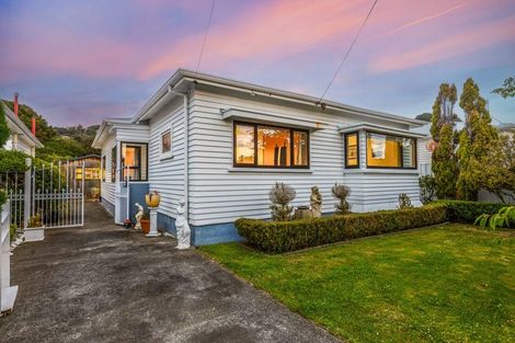 Photo of property in 15 Glamis Avenue, Strathmore Park, Wellington, 6022