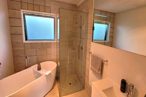 Photo of property in 28 Veale Road, Frankleigh Park, New Plymouth, 4310