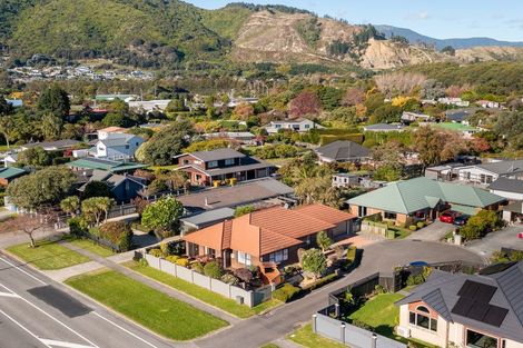 Photo of property in 1 Inverell Place, Waikanae, 5036
