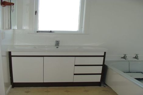 Photo of property in 90 Edgewater Drive, Pakuranga, Auckland, 2010