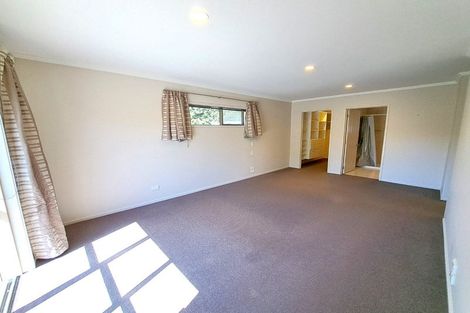 Photo of property in 15 Murray Becroft Avenue, Henderson Valley, Auckland, 0612