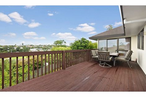 Photo of property in 2/37 Woodlands Crescent, Browns Bay, Auckland, 0630
