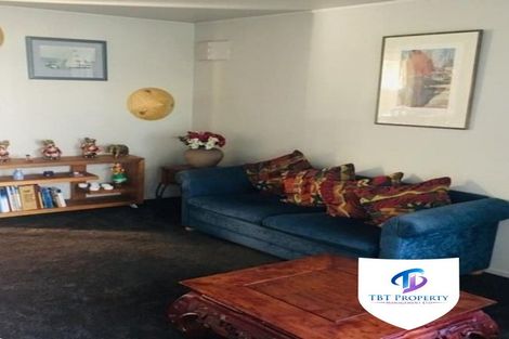 Photo of property in 2/41 Challen Close, Conifer Grove, Takanini, 2112