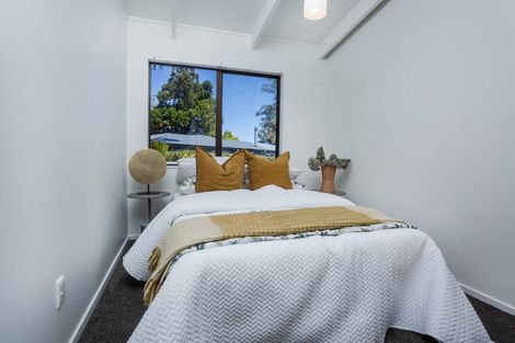 Photo of property in 2/17 Winifred Avenue, Bayview, Auckland, 0629