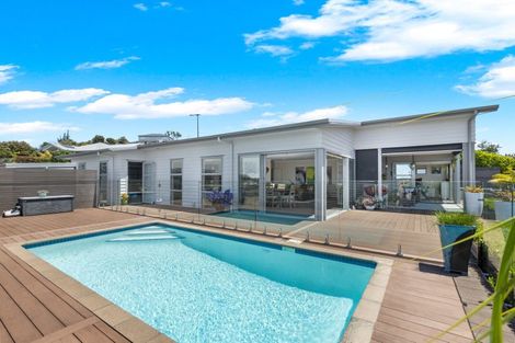 Photo of property in 15 Woodridge Drive, Stanmore Bay, Whangaparaoa, 0932