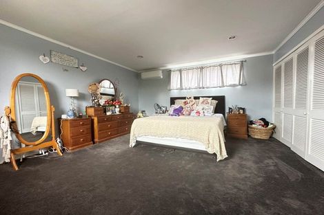 Photo of property in 3 Hillary Heights Avenue, Glendene, Auckland, 0602