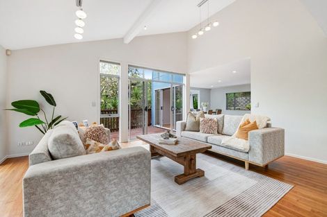 Photo of property in 9 Springwater Vale, Unsworth Heights, Auckland, 0632