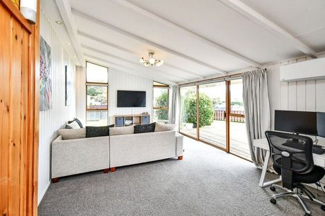 Photo of property in 8 Booker Place, Weymouth, Auckland, 2103