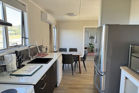 Photo of property in 4 Beverley Road, Stanmore Bay, Whangaparaoa, 0932