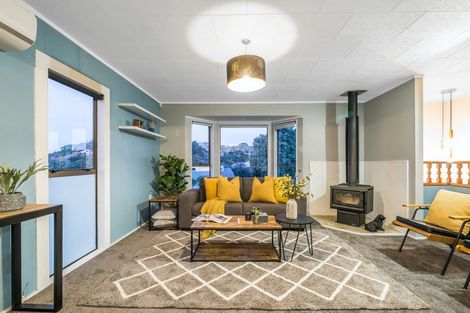 Photo of property in 16 Parkinson Close, Whitby, Porirua, 5024