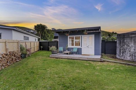 Photo of property in 6 Widdison Place, Whangamata, 3691