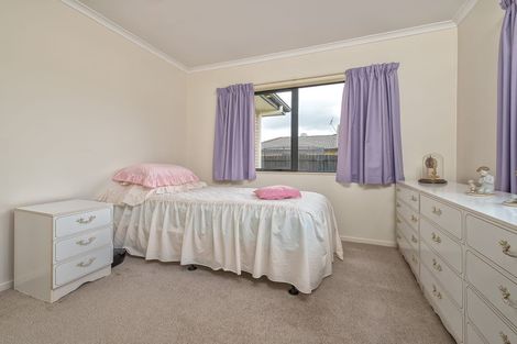 Photo of property in 8 Morewa Place, Takanini, 2112
