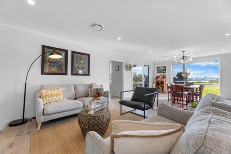 Photo of property in 32 Omahuru Road, Glenbrook, 2681