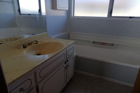 Photo of property in 14 Darren Crescent, Half Moon Bay, Auckland, 2012