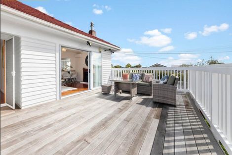 Photo of property in 98 Lynwood Road, New Lynn, Auckland, 0600