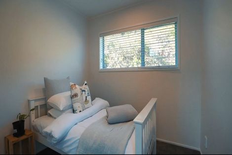 Photo of property in 2/9 Paruru Avenue, Northcote, Auckland, 0627
