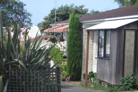 Photo of property in 2/15 Woodall Place, Totara Vale, Auckland, 0627
