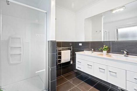 Photo of property in 25 Waitemata Drive, One Tree Point, 0118