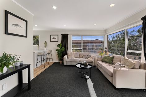 Photo of property in 2/14 Kingussie Place, Highland Park, Auckland, 2010
