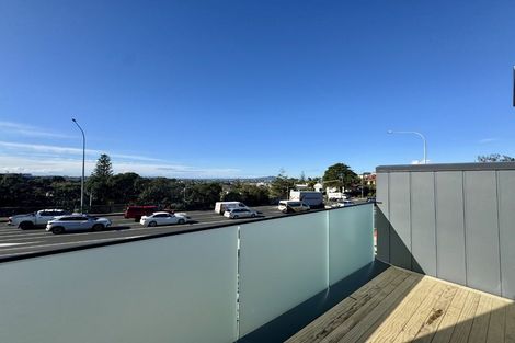 Photo of property in 4/506 Glenfield Road, Bayview, Auckland, 0629