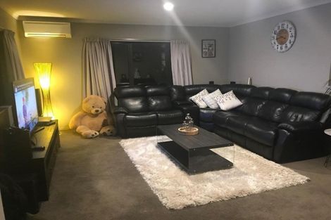 Photo of property in 22 Percy Kinsman Crescent, Riverstone Terraces, Upper Hutt, 5018