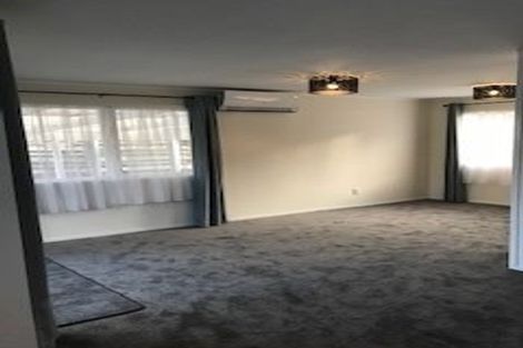 Photo of property in 33 Helleur Road, Massey, Auckland, 0614