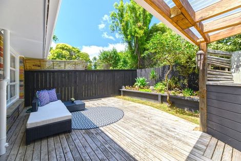 Photo of property in 2/11 Lenihan Street, Northcote, Auckland, 0627