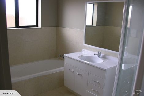 Photo of property in 32 Carrick Glen Avenue, Flat Bush, Auckland, 2019