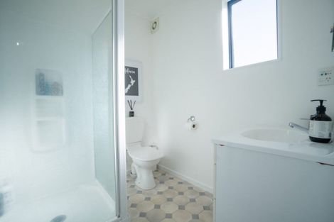 Photo of property in 8 Logan Place, Kelvin Grove, Palmerston North, 4414