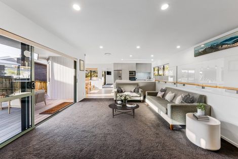 Photo of property in 184b Whangaparaoa Road, Red Beach, 0932