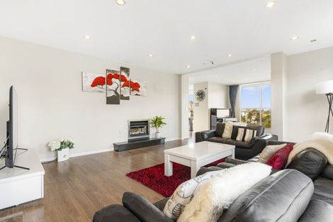 Photo of property in 43 Zara Court, Windsor Park, Auckland, 0632