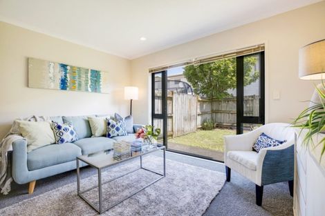 Photo of property in 9 Verdale Circle, Glen Eden, Auckland, 0602