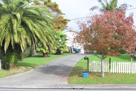 Photo of property in 15 Red Beach Road, Red Beach, 0932