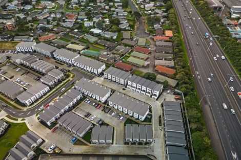 Photo of property in 2 Mikoikoi Crescent, Mangere Bridge, Auckland, 2022