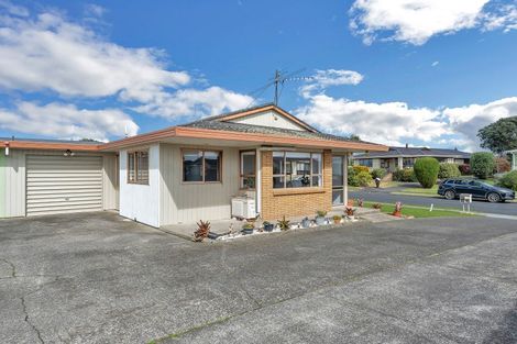 Photo of property in 17 Edgewater Parade, Waiuku, 2123