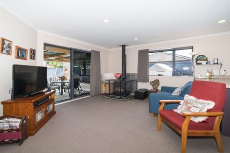 Photo of property in 53 Geneva Terrace, Kelvin Grove, Palmerston North, 4414