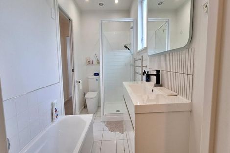 Photo of property in 1/156 Carlisle Road, Northcross, Auckland, 0632