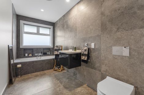 Photo of property in 16 Ivy Lane, Kelvin Grove, Palmerston North, 4414