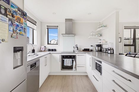 Photo of property in 15 Discovery Place, Marfell, New Plymouth, 4310