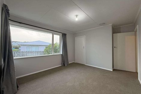 Photo of property in 52 Ruskin Road, Newlands, Wellington, 6037
